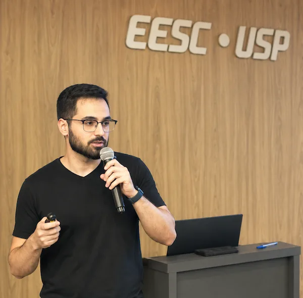Felipe Silva Dias falando em evento na USP